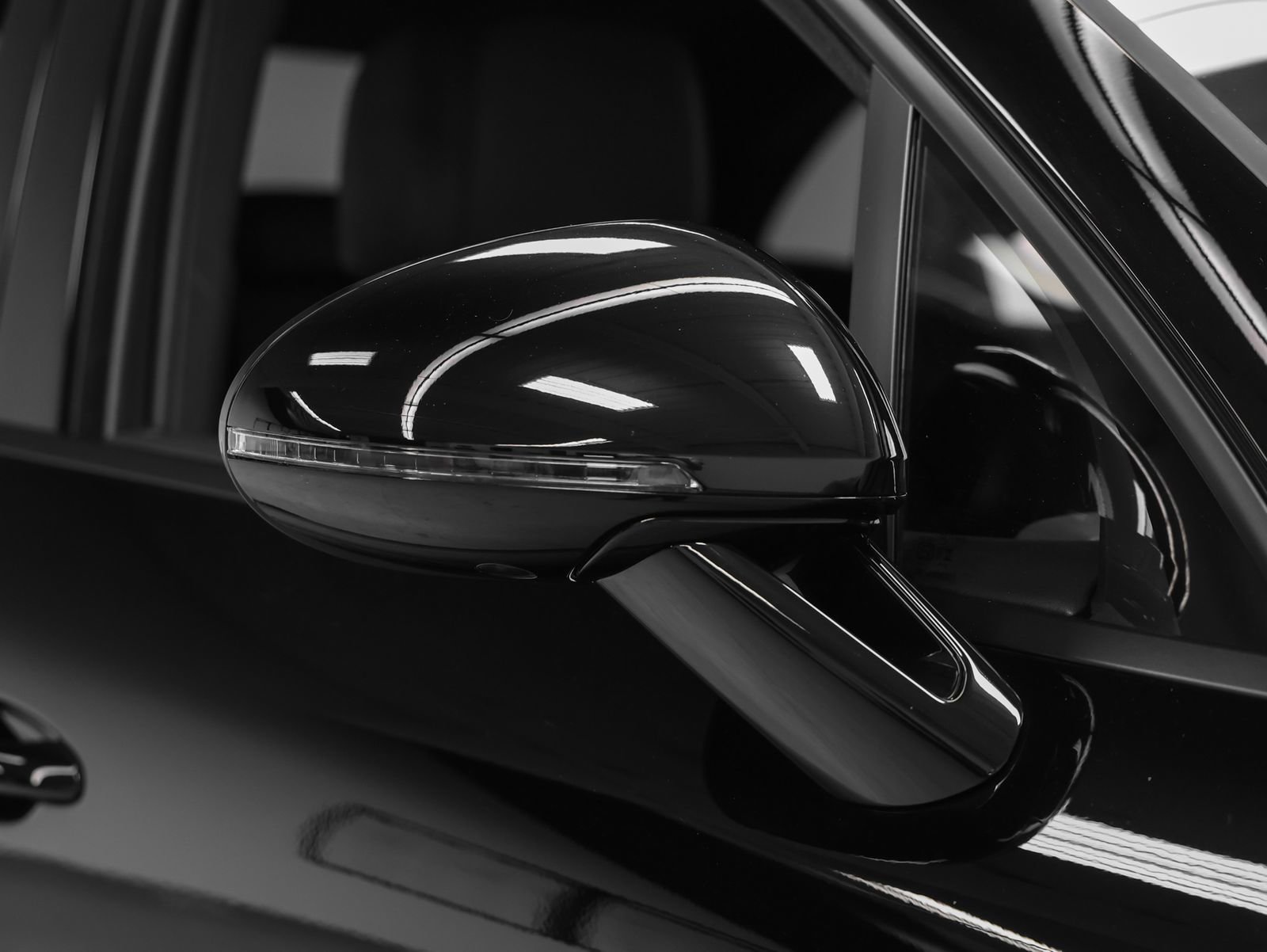 Certified 2025 Porsche Macan AWD/4WD image 14