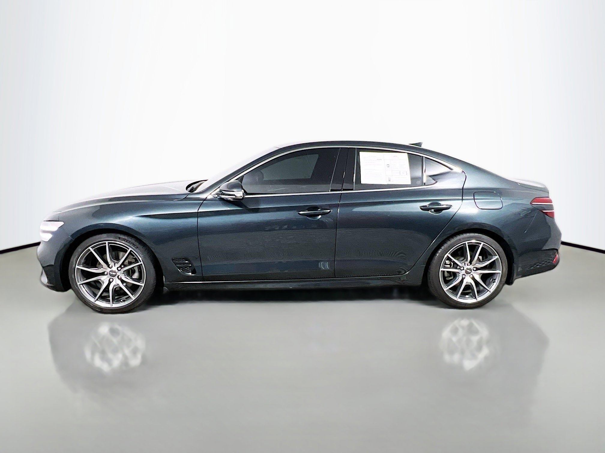 Used 2023 Genesis G70 2.0T image 9