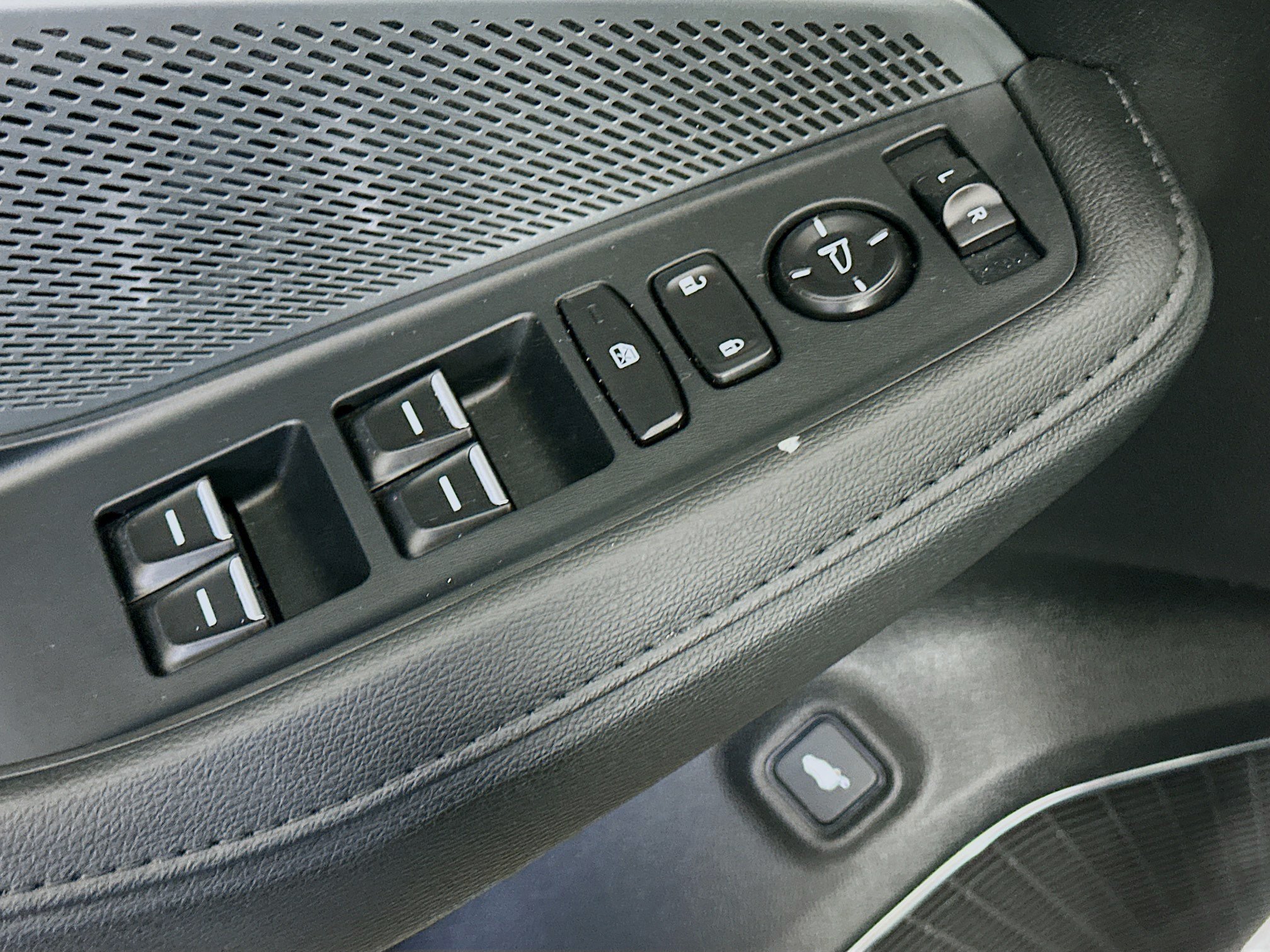 Used 2025 Acura MDX FWD image 15