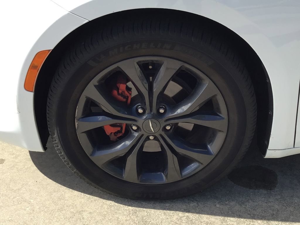 Used 2019 Chrysler Pacifica Touring-L Plus w/ S Appearance Package image 11