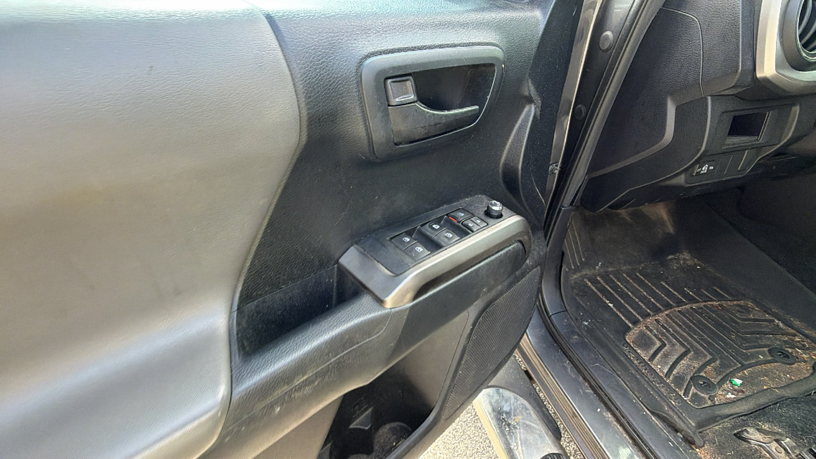 Used 2016 Toyota Tacoma SR5 RWD image 14