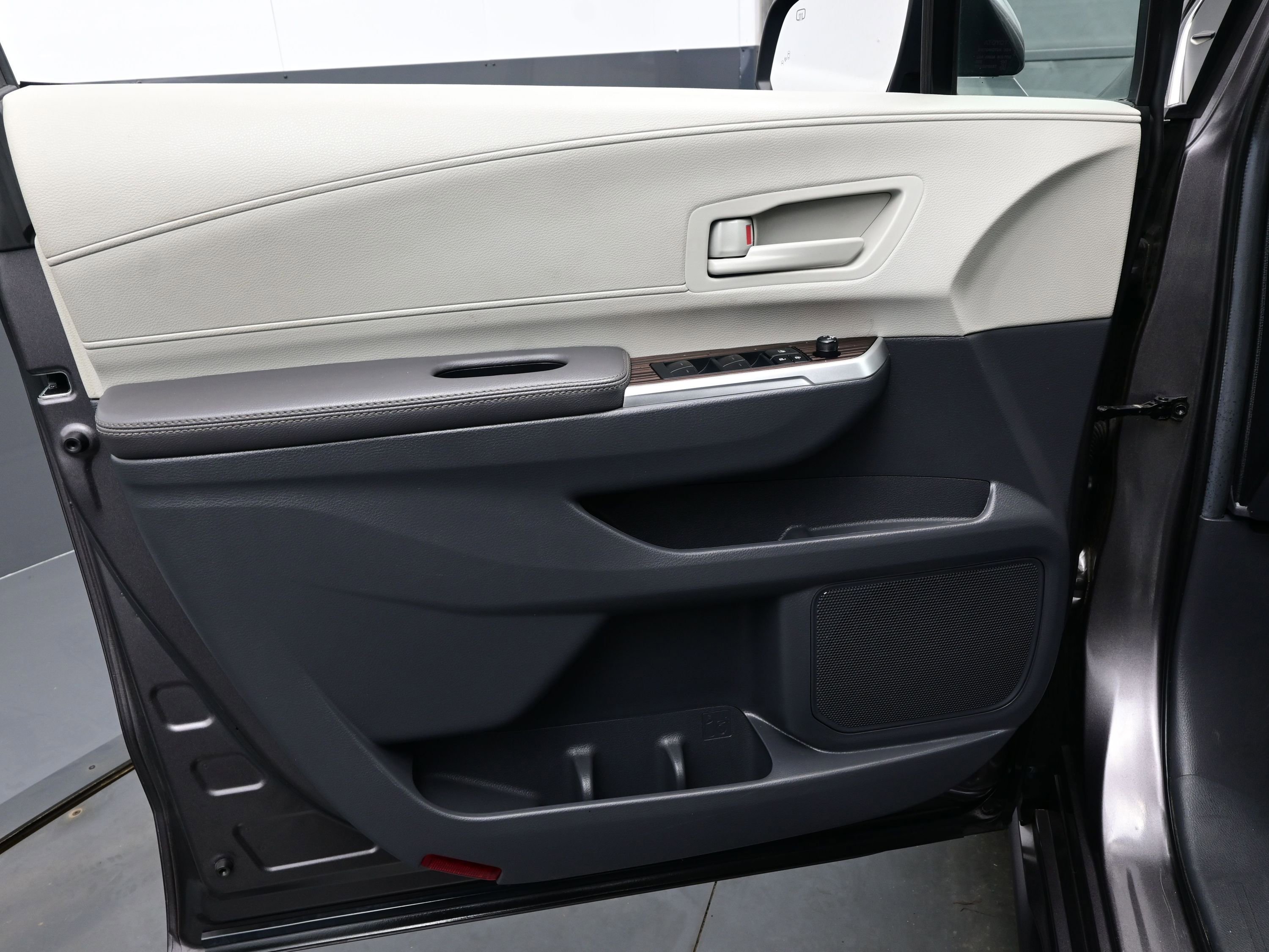 Used 2024 Toyota Sienna LE image 9