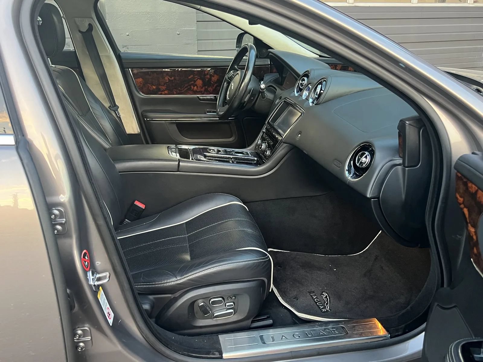 Used 2011 Jaguar XJ L RWD image 15