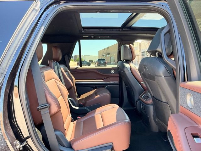 Used 2025 Lincoln Navigator Reserve AWD/4WD image 16