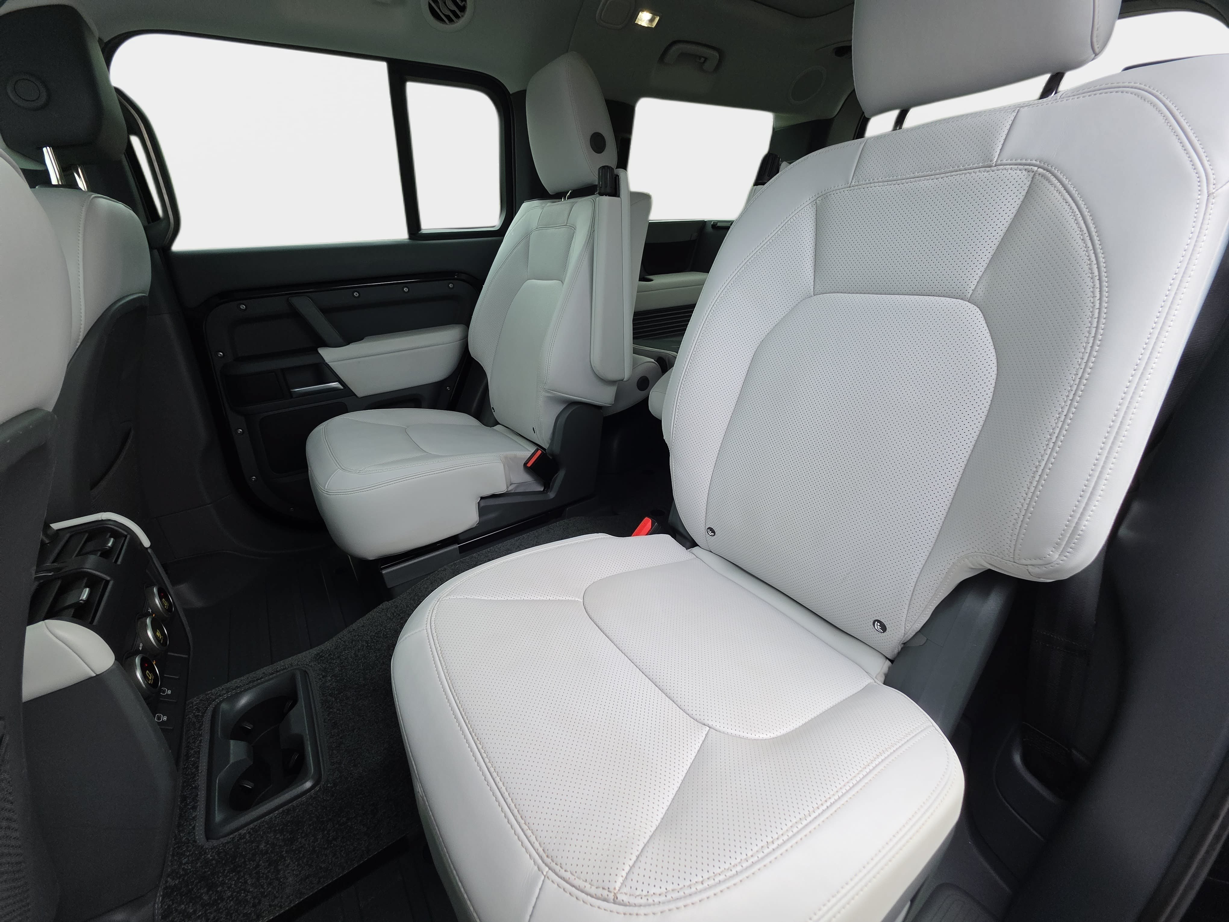 Certified 2025 Land Rover Defender 130 X-Dynamic SE AWD/4WD image 15