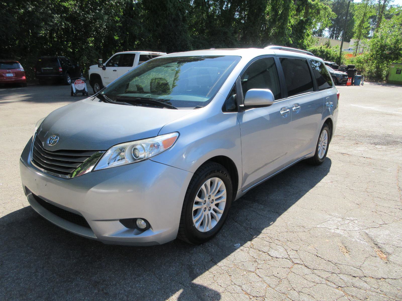 Used 2017 Toyota Sienna XLE FWD image 1