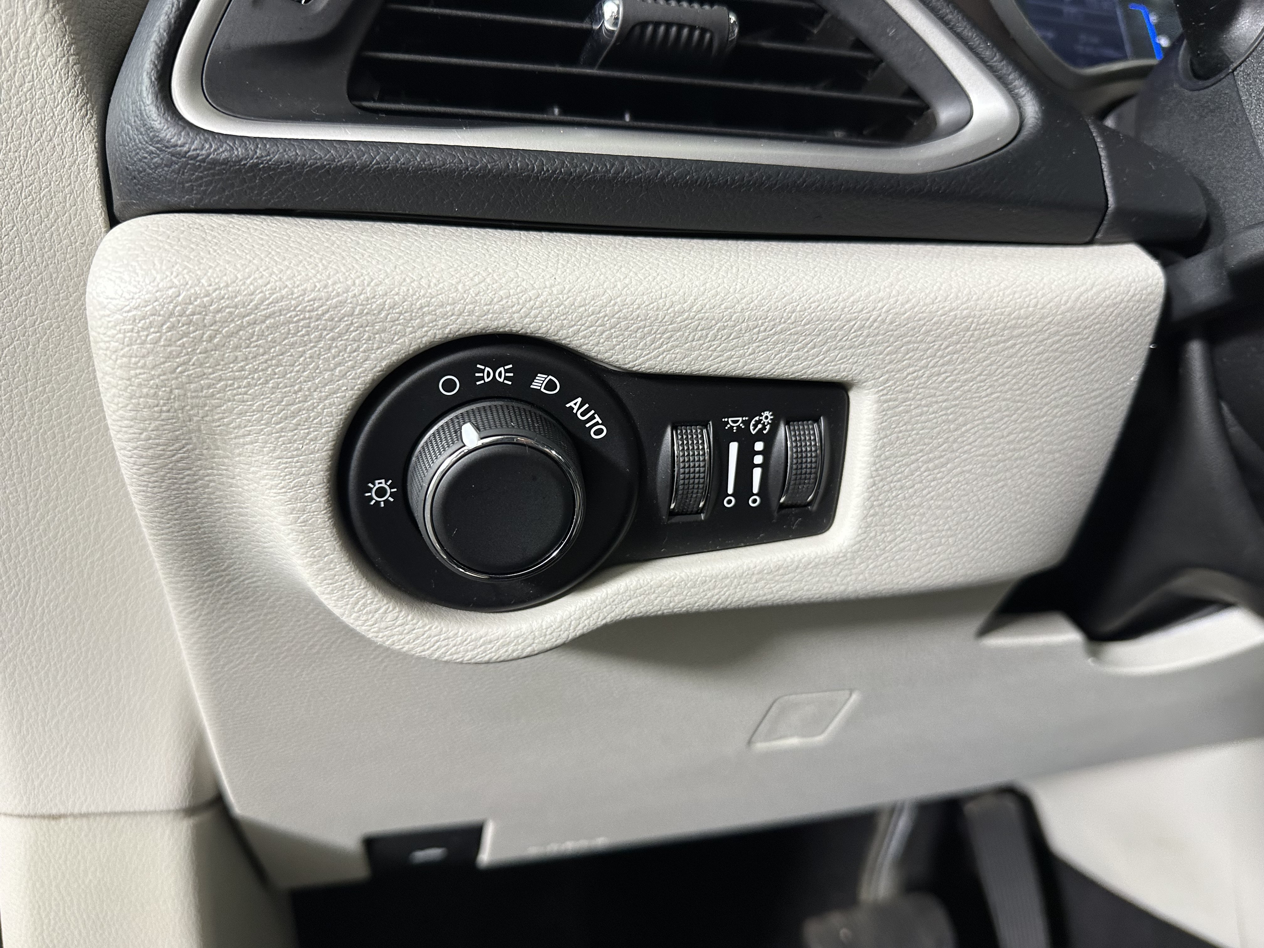 Used 2017 Chrysler Pacifica Touring w/ Tire & Wheel Group FWD image 19