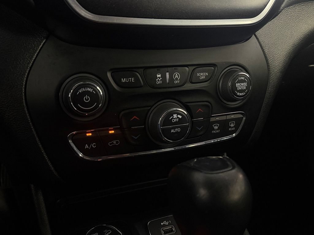 Used 2019 Jeep Cherokee Trailhawk w/ Cold Weather Group AWD/4WD image 19