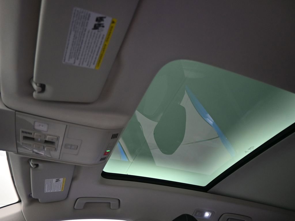 Used 2022 Volkswagen Taos SEL w/ Panoramic Sunroof Package image 17