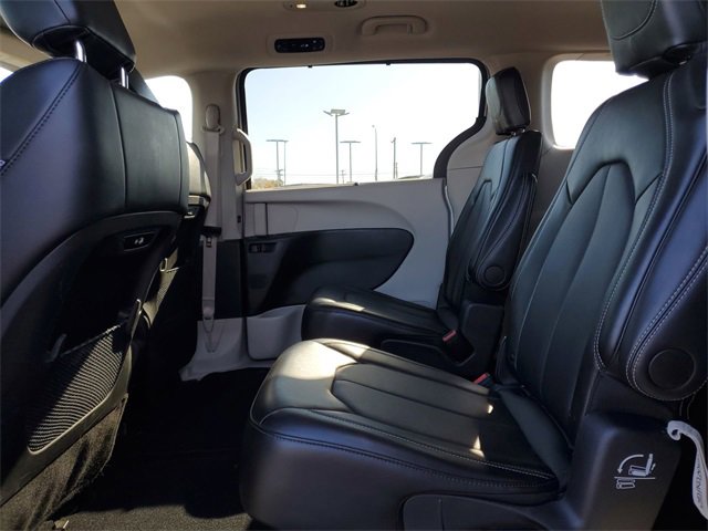 Used 2024 Chrysler Pacifica Touring-L image 18