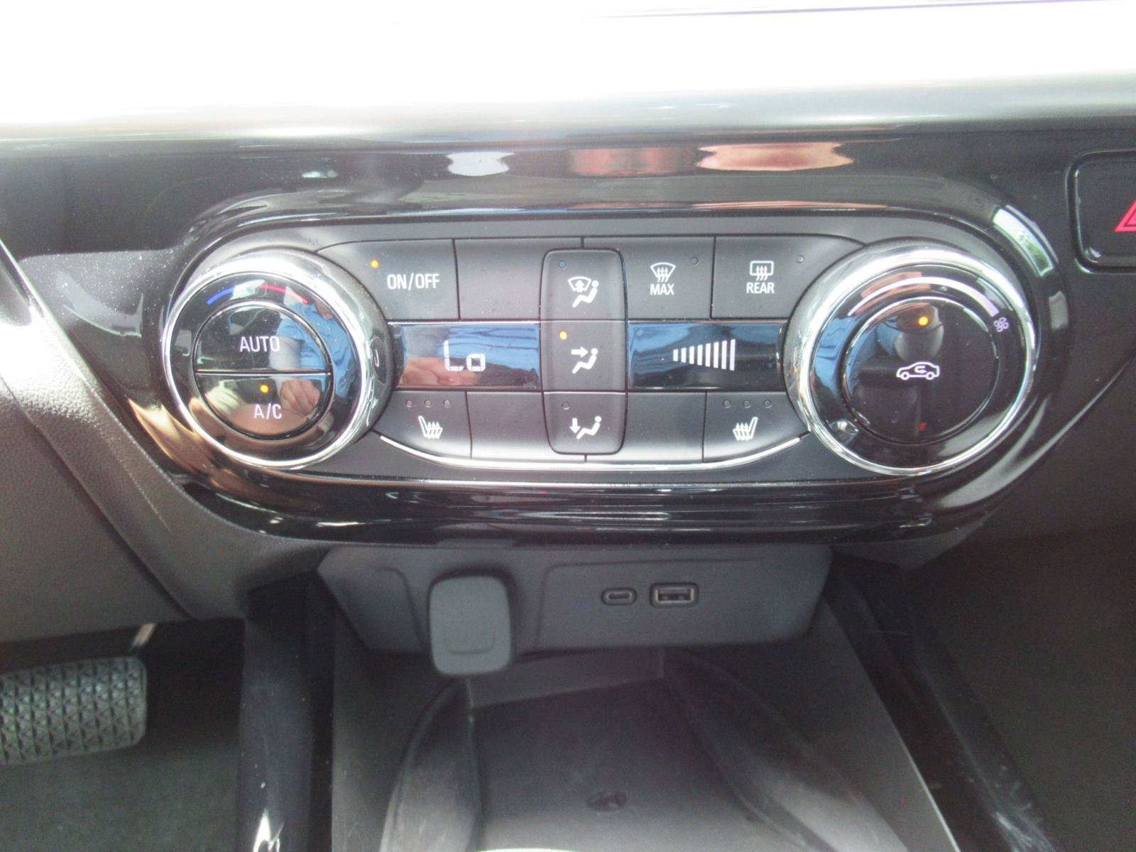 Used 2025 Chevrolet Trax LT w/ Sunroof Package FWD image 29