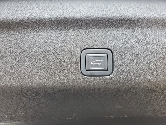 Used 2023 GMC Yukon SLT w/ SLT Luxury Package image 12