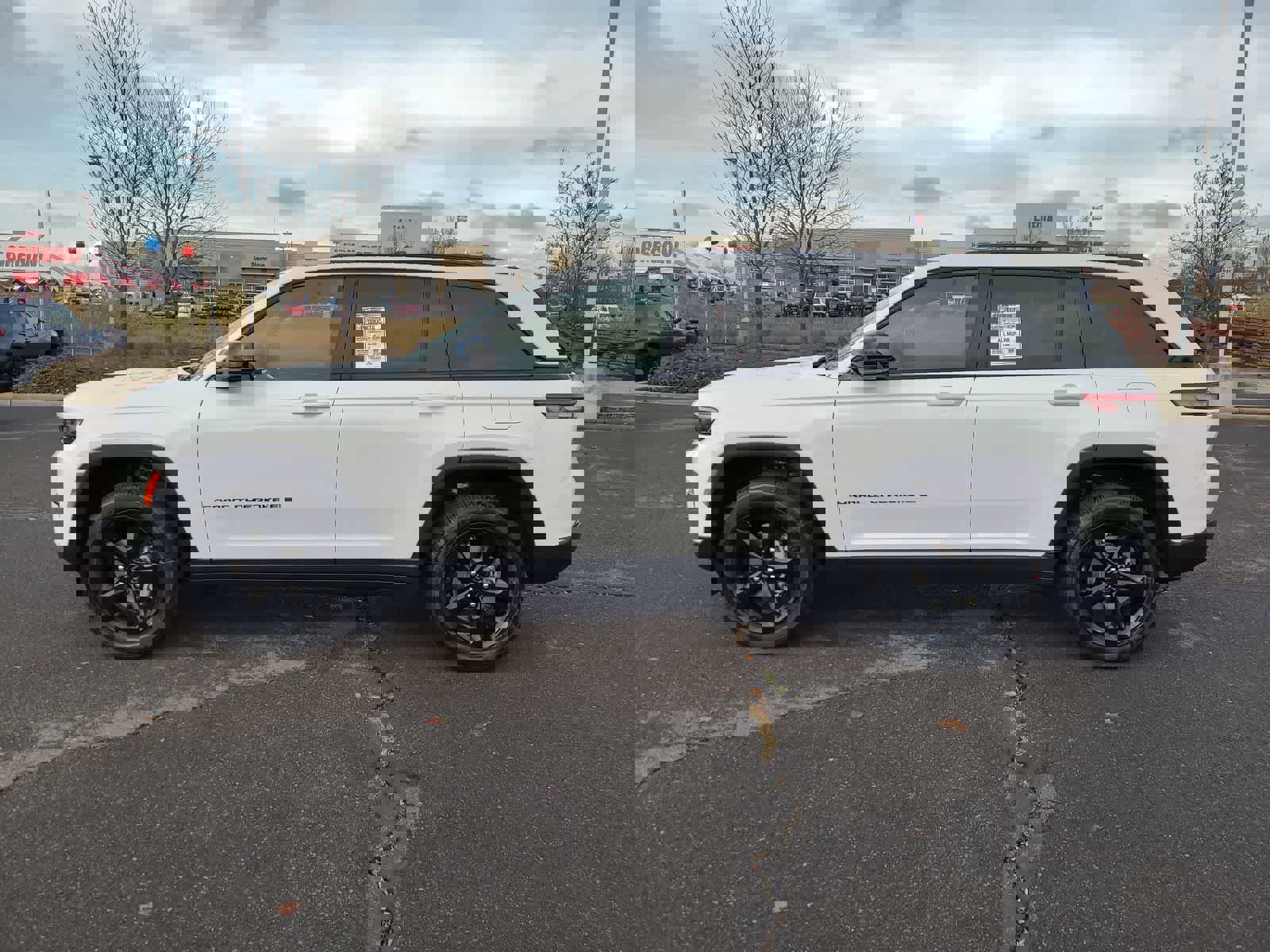 New 2025 Jeep Grand Cherokee Altitude image 11