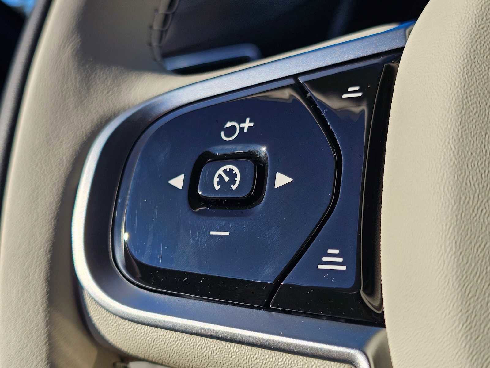 New 2025 Volvo XC90 B6 Ultra image 39