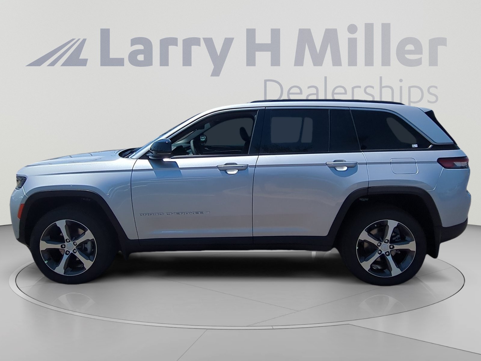 New 2026 Jeep Grand Cherokee Limited w/ Luxury Tech Group II RWD image 2