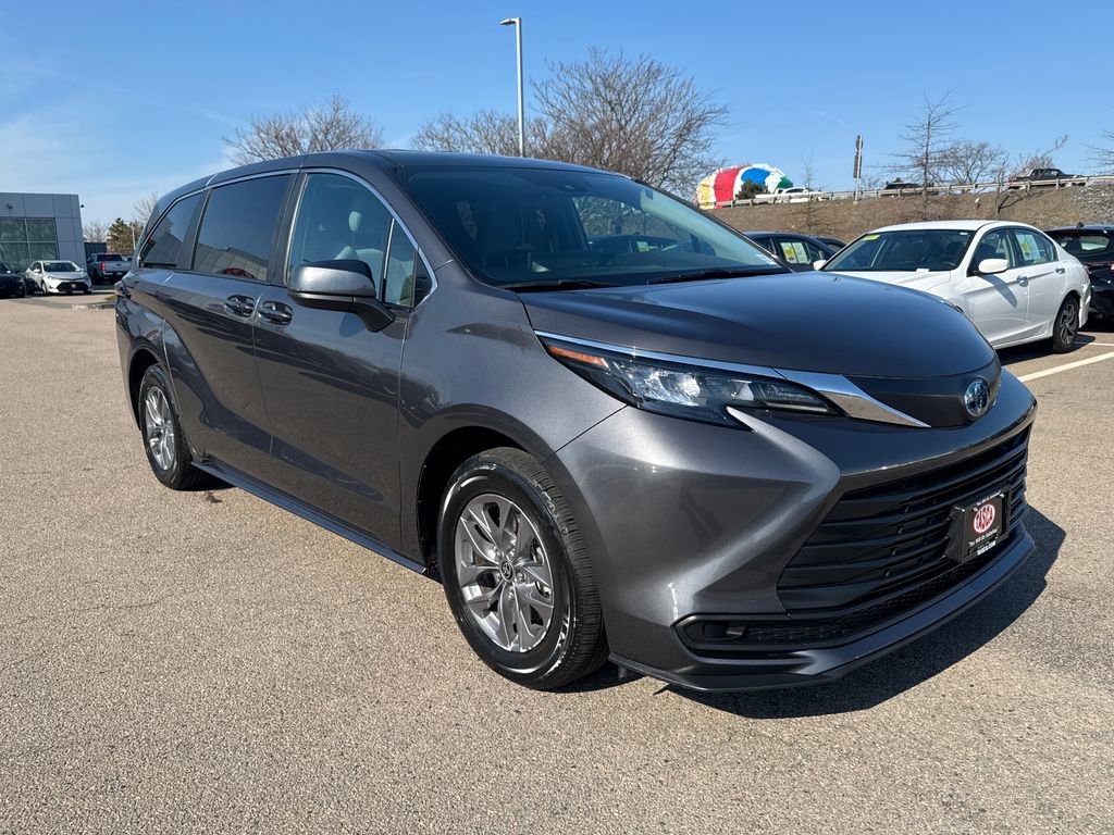 Used 2025 Toyota Sienna LE image 12