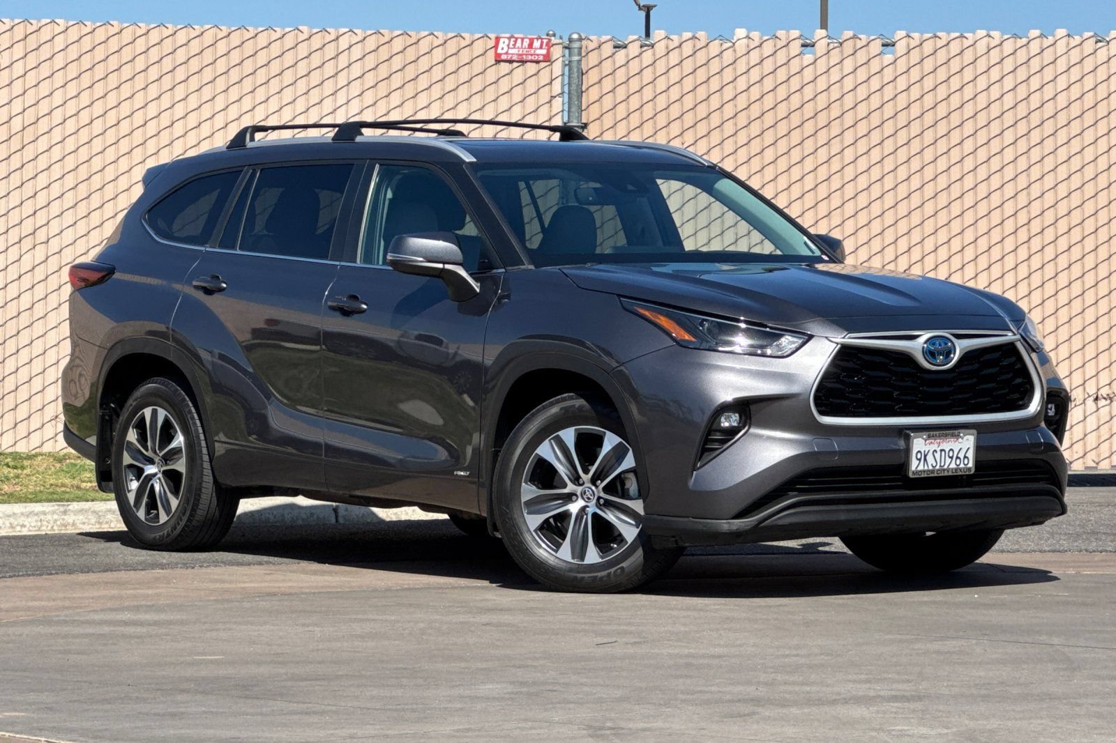 Used 2024 Toyota Highlander XLE AWD/4WD image 2