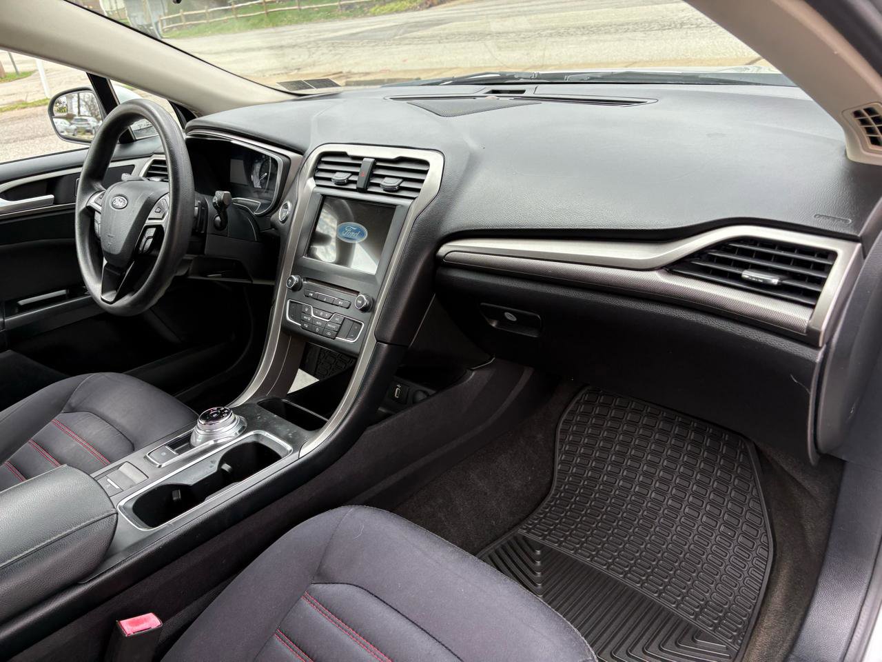 Used 2017 Ford Fusion SE w/ Fusion SE Technology Package image 24