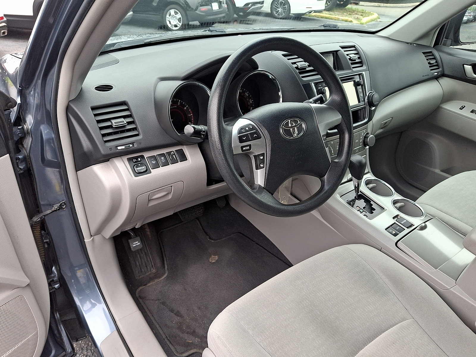 Used 2013 Toyota Highlander Plus AWD/4WD image 25