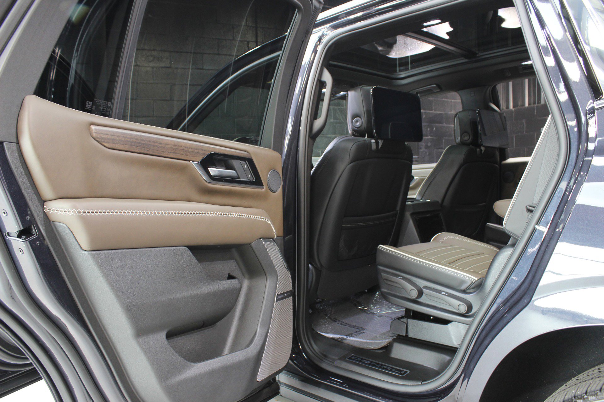 Used 2025 GMC Yukon Denali Ultimate w/ LPO, Floor Liner Package AWD/4WD image 40