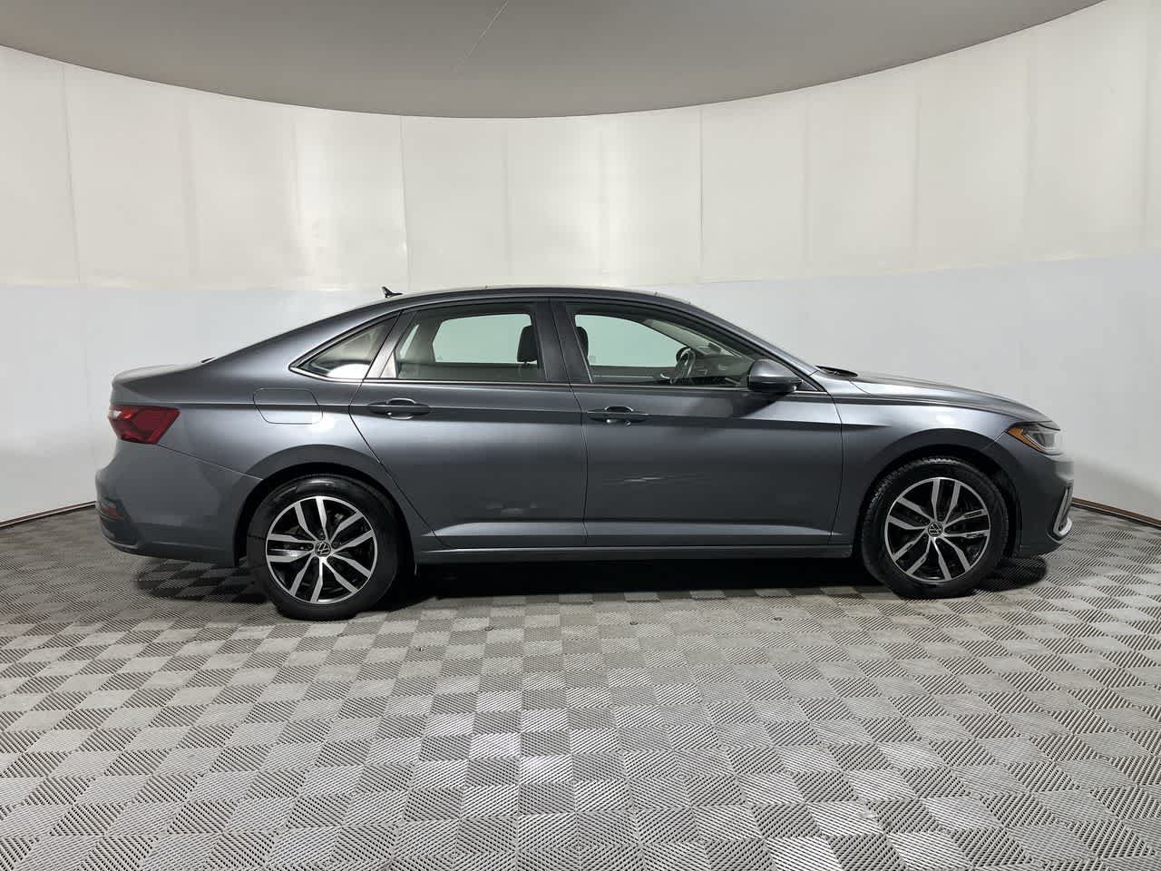 Used 2025 Volkswagen Jetta SE FWD image 9