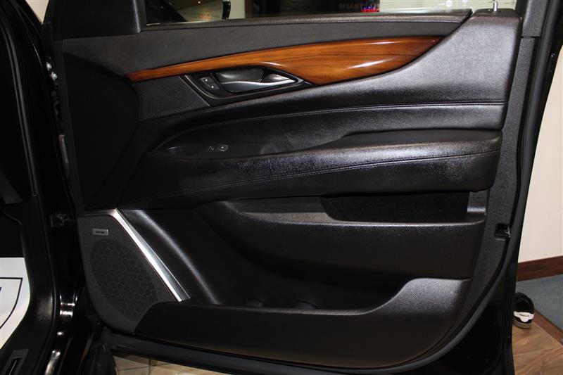 Used 2017 Cadillac Escalade Luxury AWD/4WD image 34