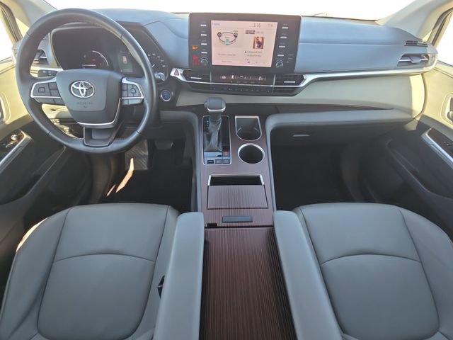 Used 2021 Toyota Sienna XLE image 9