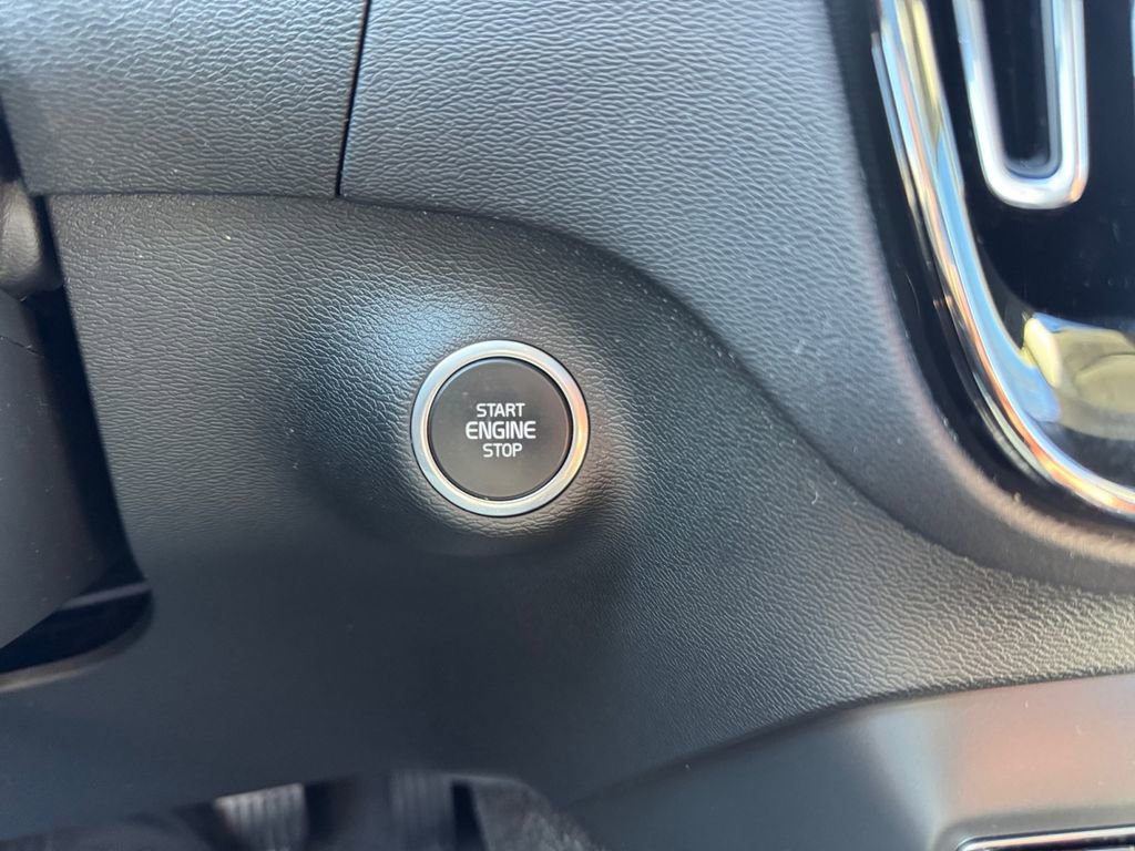 Certified 2025 Volvo XC40 B5 Plus AWD/4WD image 19