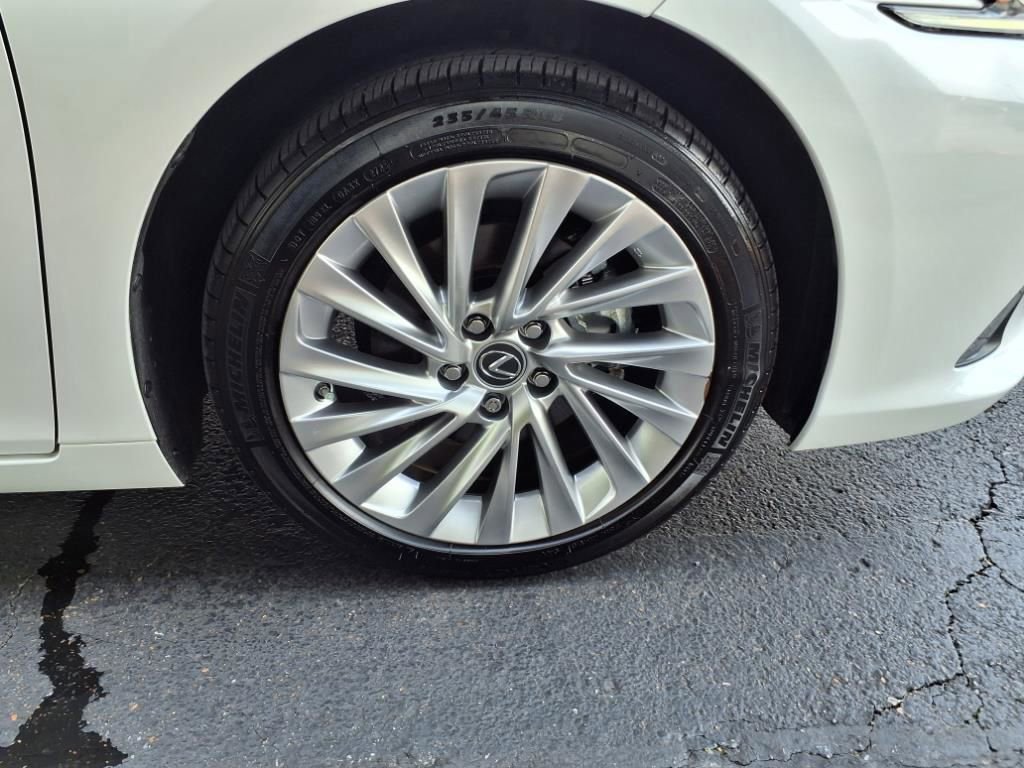 Used 2024 Lexus ES 300h w/ Luxury Package image 28