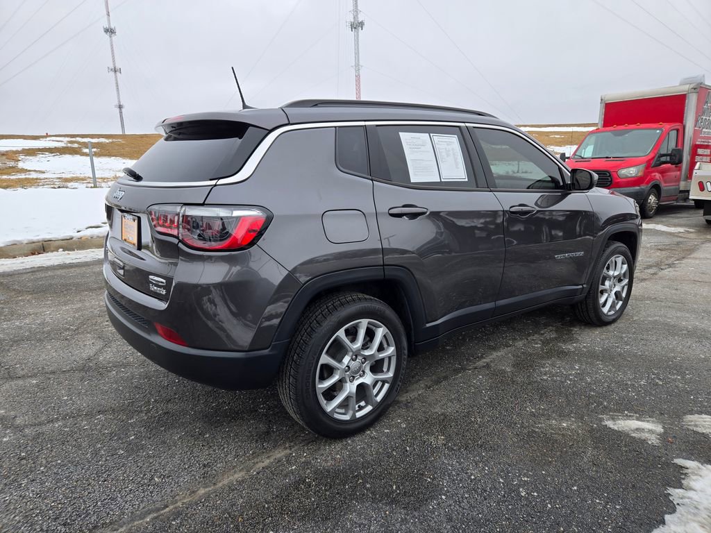 Used 2022 Jeep Compass Latitude image 3