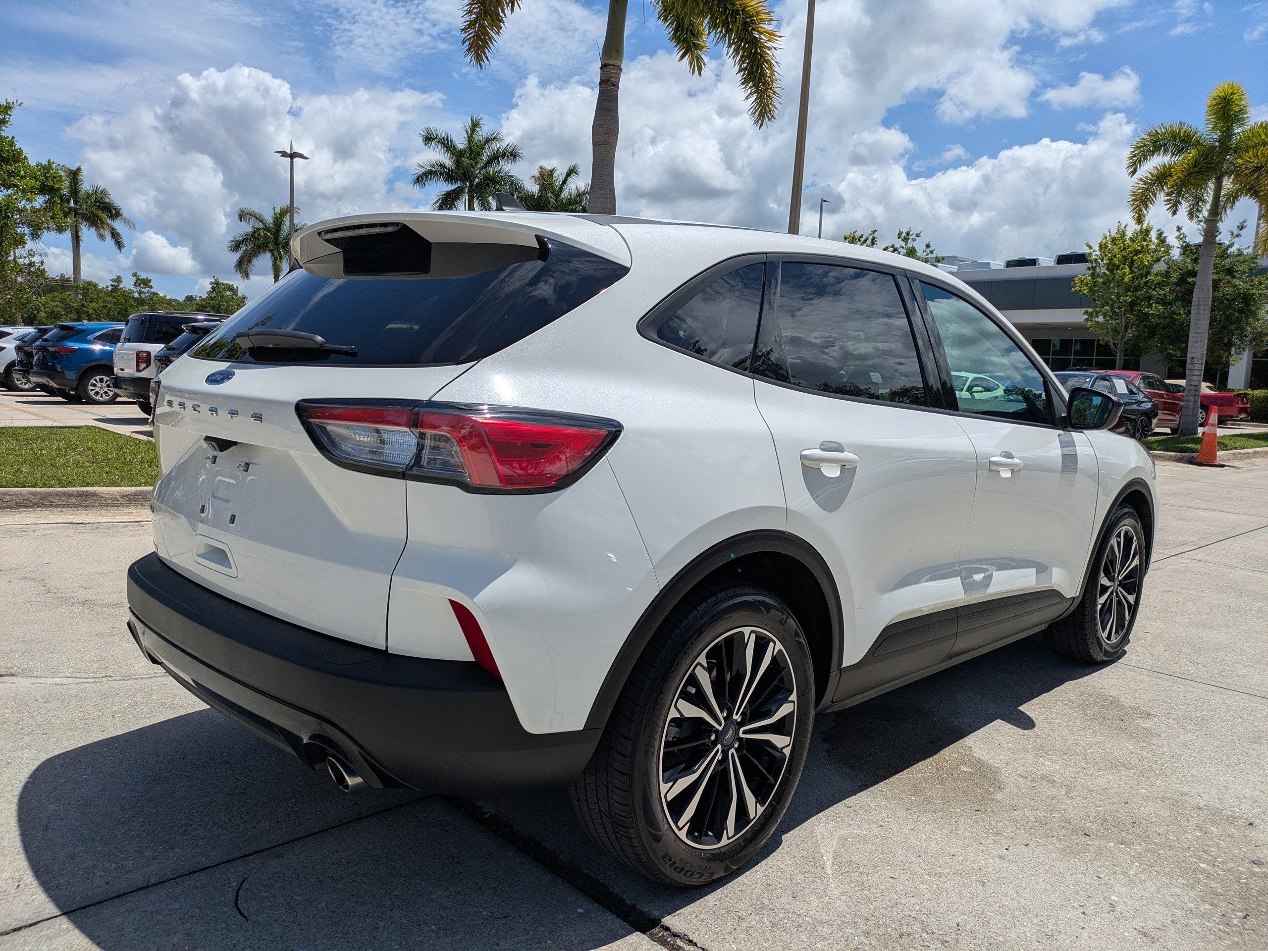 Used 2021 Ford Escape SE w/ SE Sport Appearance Package FWD image 4