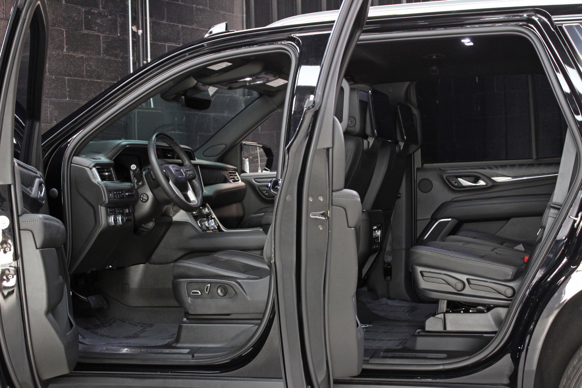 Used 2023 GMC Yukon Denali w/ Advanced Technology Package image 21