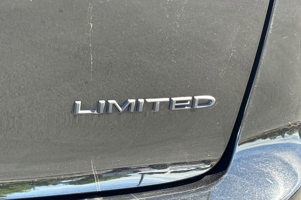 Used 2025 Chrysler Pacifica Limited image 13