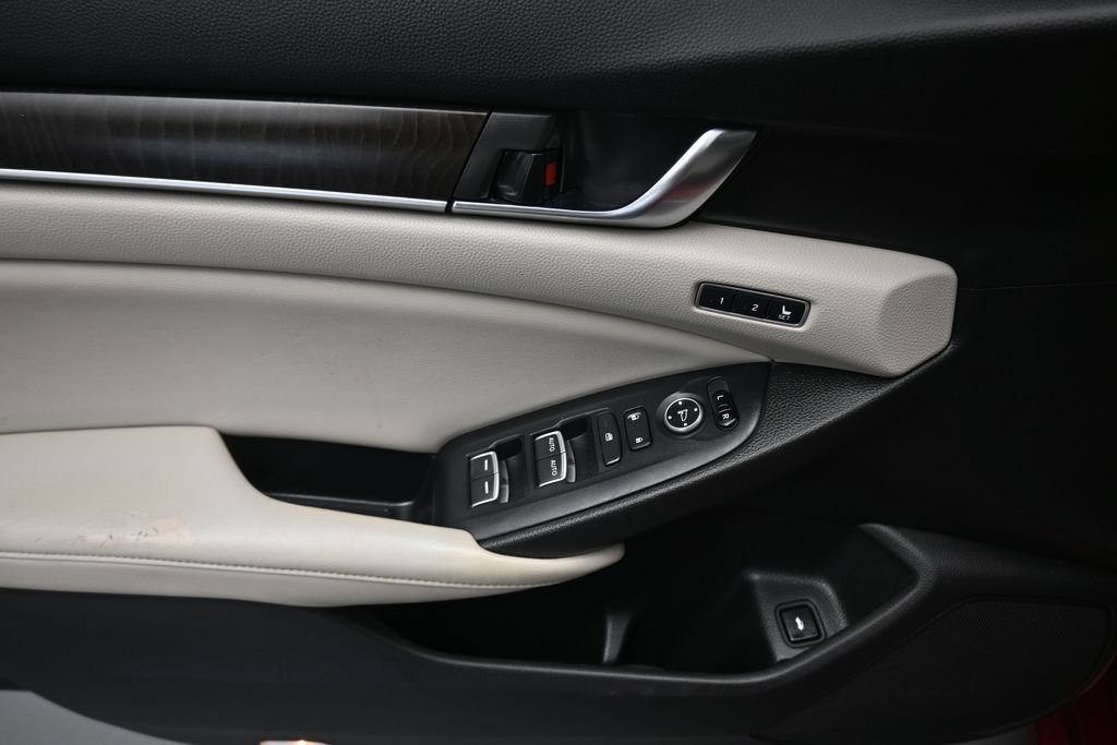 Used 2018 Honda Accord Touring image 10