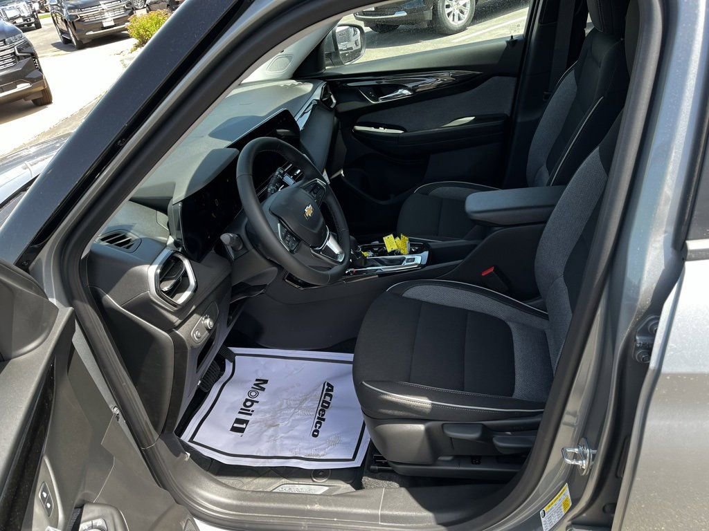 New 2025 Chevrolet TrailBlazer LT w/ LT Cold Weather Package FWD image 24