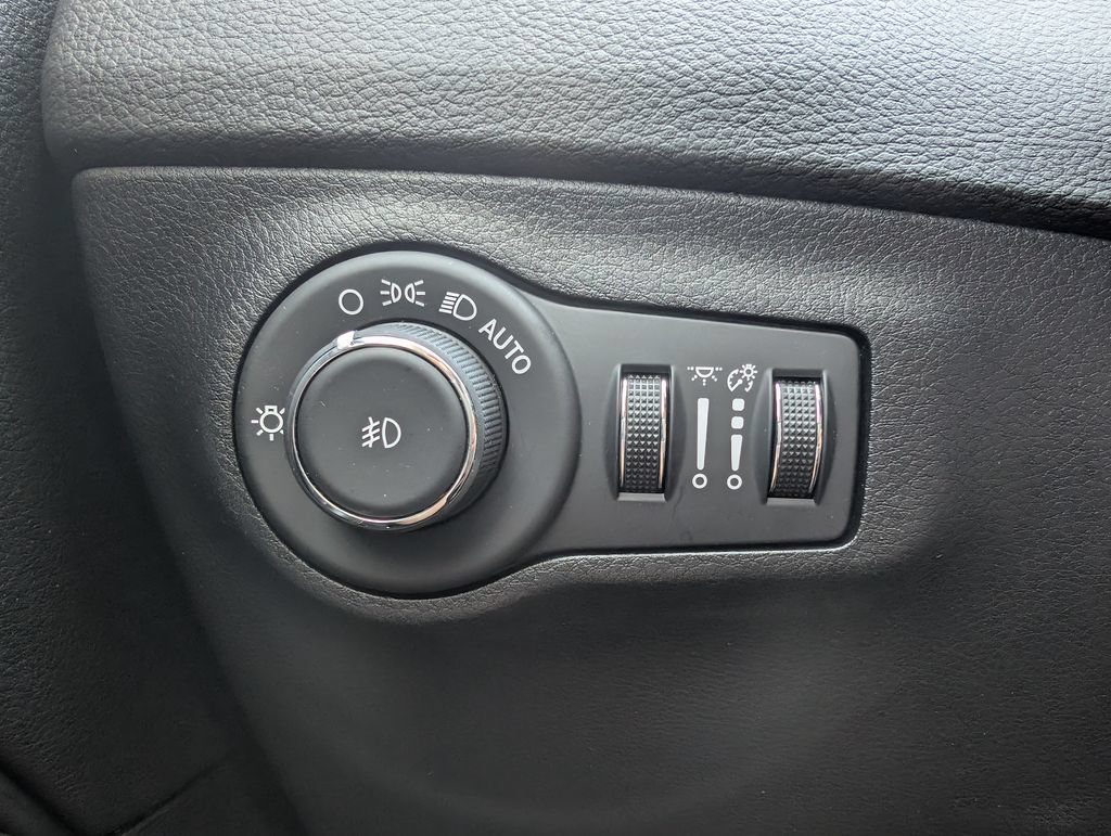 Used 2019 Jeep Compass Latitude AWD/4WD image 37