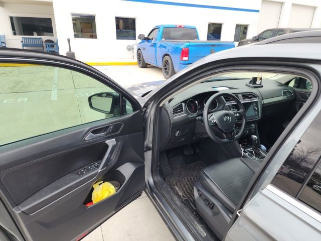 Used 2020 Volkswagen Tiguan SE w/ Panoramic Sunroof Package image 8