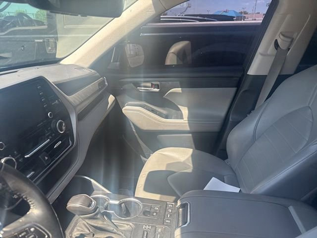 Used 2021 Toyota Highlander XLE AWD/4WD image 18