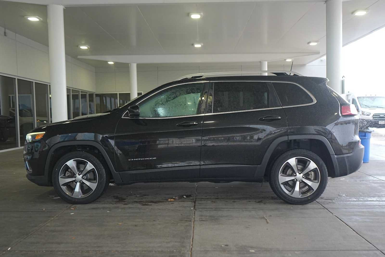 Used 2019 Jeep Cherokee Limited FWD image 3