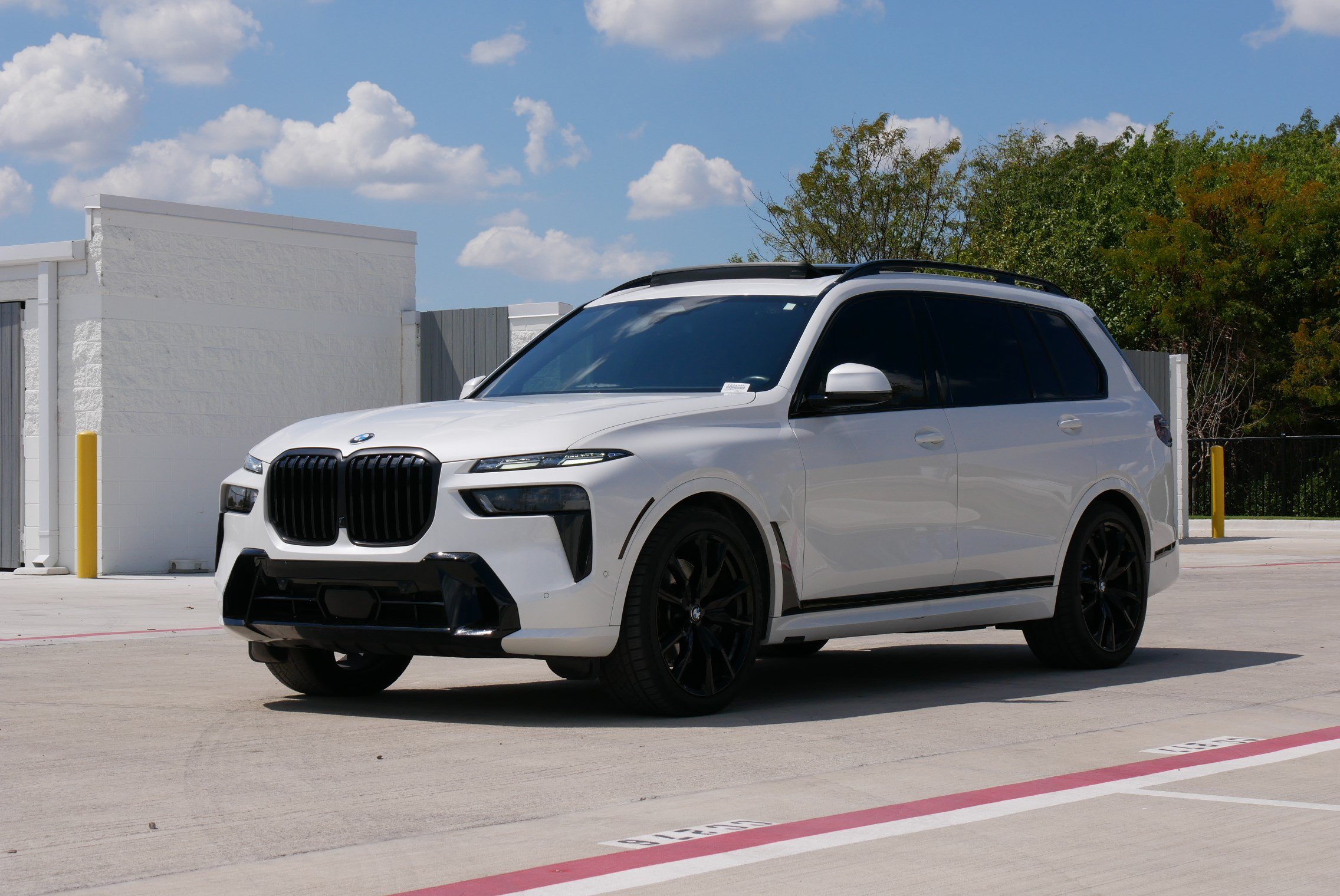 Used 2024 BMW X7 xDrive40i w/ M Sport Package AWD/4WD image 5