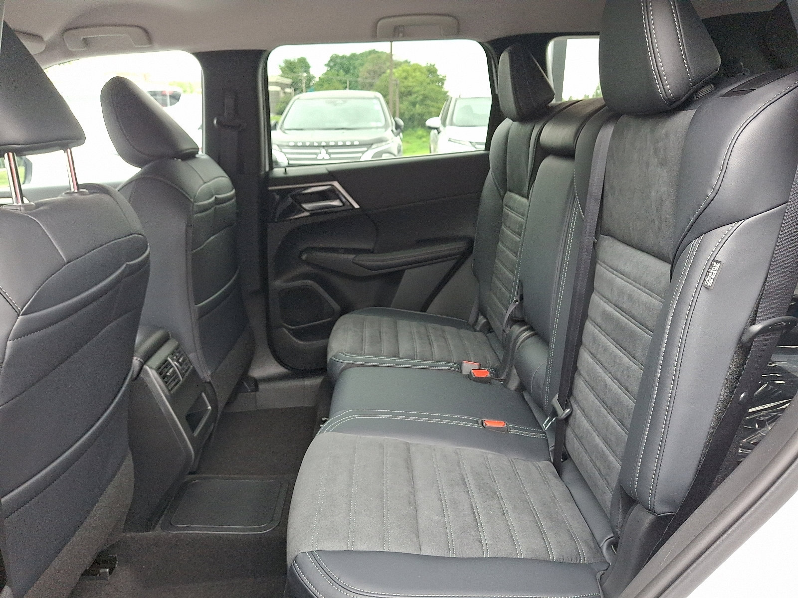 New 2025 Mitsubishi Outlander SE image 10