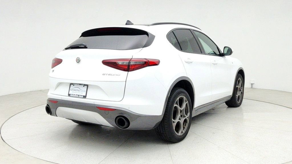 Used 2022 Alfa Romeo Stelvio Ti image 5