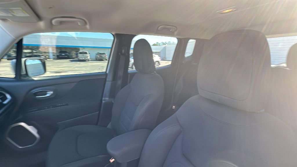 Used 2018 Jeep Renegade Latitude image 12