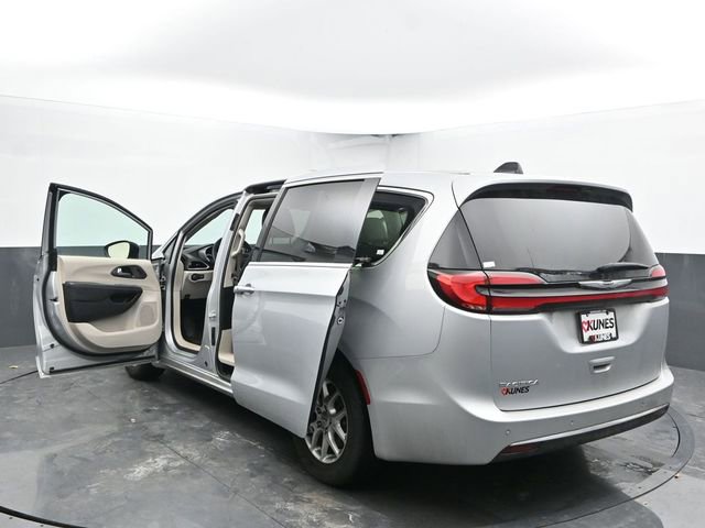 Used 2024 Chrysler Pacifica Touring-L image 56