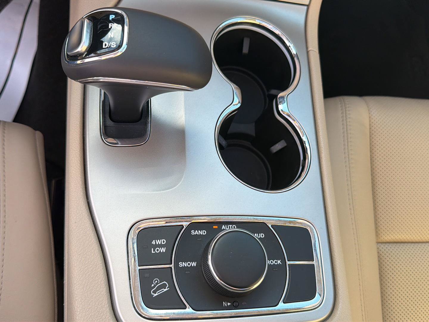 Used 2015 Jeep Grand Cherokee Limited w/ Luxury Group II AWD/4WD image 18