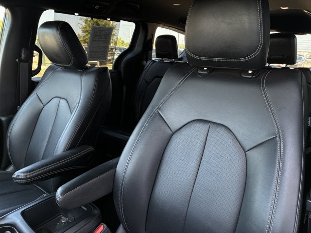 Used 2025 Chrysler Pacifica Select FWD image 12