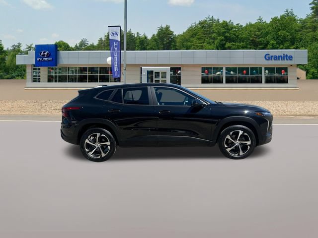 Used 2024 Chevrolet Trax RS w/ Sunroof Package FWD image 7