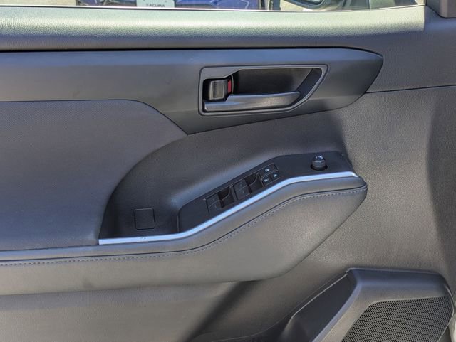 Used 2021 Toyota Highlander LE image 11