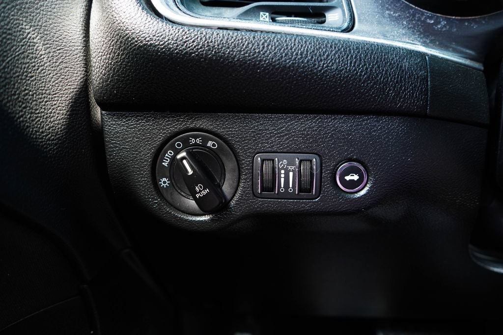 Used 2018 Dodge Challenger R/T RWD image 31