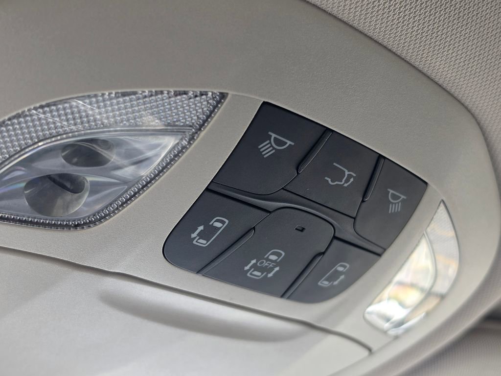 Used 2023 Chrysler Pacifica Touring-L image 30